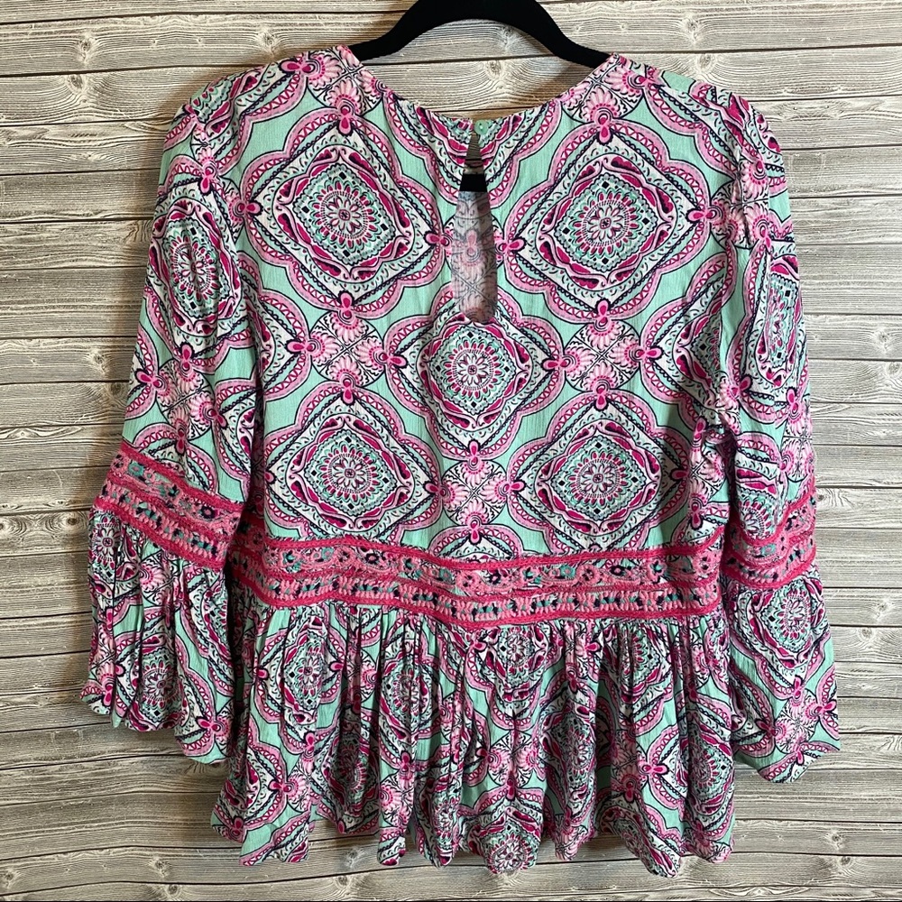 🐝 Crown & Ivy Ruffle Top - Picture 2 of 8